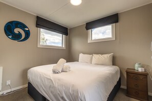 3 bedrooms, WiFi, bed sheets - Benmore Bach - FREE WIFI, PET FRIENDLY (Twizel)