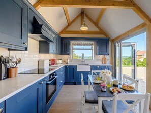 Dishwasher, high chair - 1 bedroom accommodation in Chew Magna (Chew Magna)