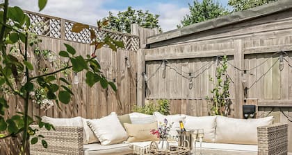 5 bedroom accommodation in Near Lincoln