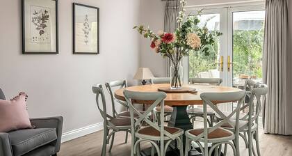 5 bedroom accommodation in Near Lincoln