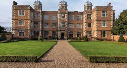 5 bedroom accommodation in Near Lincoln