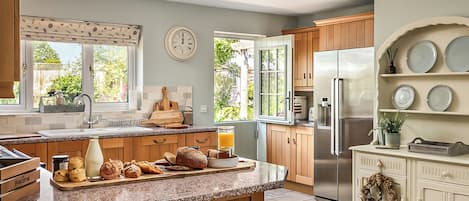 غسالة أطباق، كرسي للأطفال، مجمّد