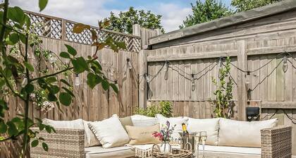 5 bedroom accommodation in Near Lincoln
