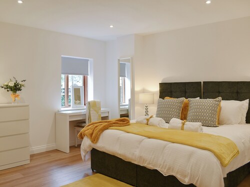 3 bedroom accommodation in Greasby, Wirral