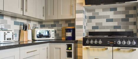 Lavavajillas y trona infantil