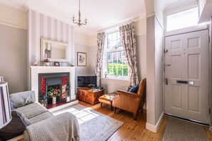 TV - 15 Brownlow Street - sleeps 3 guests in 2 bedrooms (York)