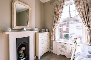 2 bedrooms, iron/ironing board, internet - 15 Brownlow Street - sleeps 3 guests in 2 bedrooms (York)