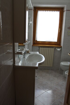 Duschwanne, Haartrockner, Bidet, Handtücher