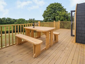 Outdoor eating area | Cwtch - Cwmporthman Farm, Blaenporth - Cwmporthman Farm Cwtch-UK34700 (Blaenporth)