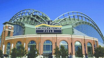 Uno stadio con un grande cartello che riporta la scritta "American Family Field".
