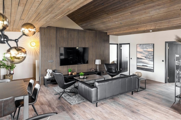 Leilighet – standard | Oppholdsrom | En 75-tommers smart-TV med digitale kanaler samt TV og oppvarmet gulv