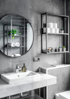 Standard Apartment | Bathroom | Shower, hydromassage showerhead, free toiletries, hair dryer - Pier Apartments (Vestmannaeyjar)