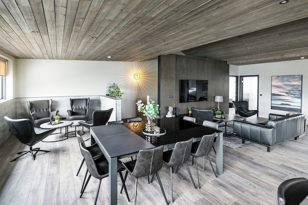 Standard-Apartment | Wohnzimmer | 75-Zoll-Smart-TV mit Digitalempfang, Fernseher, Fußbodenheizung
