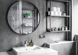 标准公寓 | 浴室 | 淋浴设施、旋水按摩花洒、免费洗浴用品、吹风机