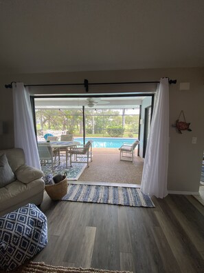Smart TV - Coastal Soul - 3 BR 2 BA Sparkling Pool on canal corner. Privacy!  A+ Reviews (Rotonda West)