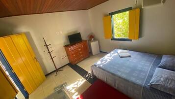 Standard Triple Room | Minibar, free WiFi, individually decorated, individually furnished