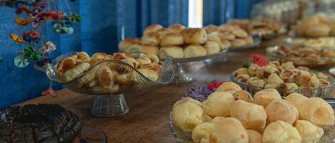 Ein reichhaltiges Buffet mit verschiedenen Backwaren und einer Torte.
