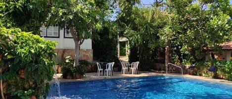 Una piscina al aire libre