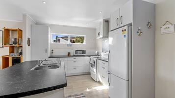 Frigorifero, microonde, tostapane, pentole/stoviglie/utensili