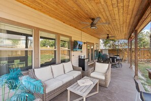 Outdoor dining - Spacious Luxury Austin Home | 10 min to Downtown and Airport (Austin)