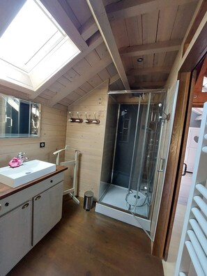 Dusche, Haartrockner, Handtücher, Seife