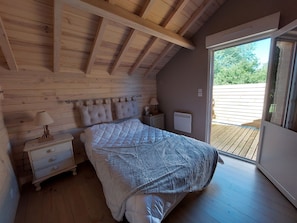 2 chambres, bureau, fer et planche à repasser, lit de bébé portatif