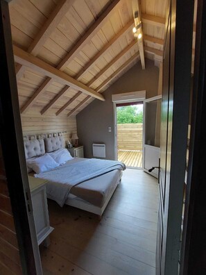 2 chambres, bureau, fer et planche à repasser, lit de bébé portatif