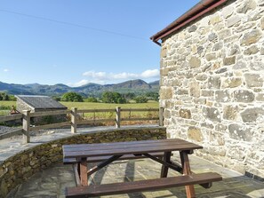 Outdoor dining - 2 bedroom accommodation in Cwm Cyfnal (Cwm Cyfnal)