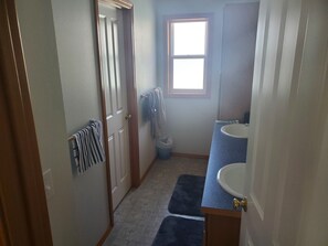 Suihkun ja ammeen yhdistelmä, hiustenkuivaaja, pyyhkeet, vessapaperi