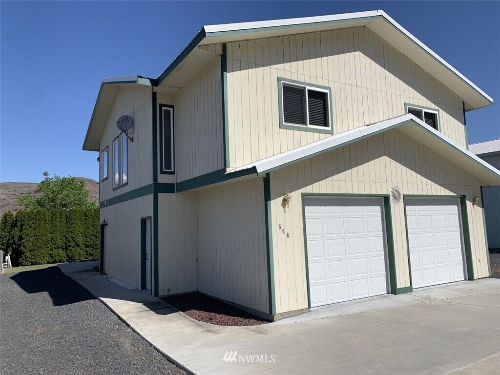Spread out and relax in comfort in beautiful Sunland Estates