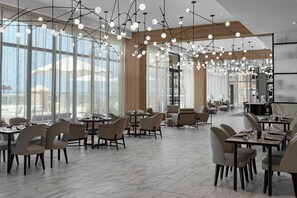 Petit déjeuner servi sur place, vue sur la piscine