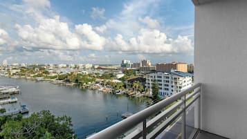 Caja de seguridad en la habitación y escritorio