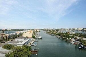 Un puerto deportivo con muelles, barcos y edificios a lo largo de la costa.