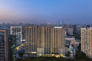 Un edificio de gran altura con el nombre "SOMERSET" visible. Presenta un diseño arquitectónico moderno con una cuadrícula de ventanas y un techo plano.