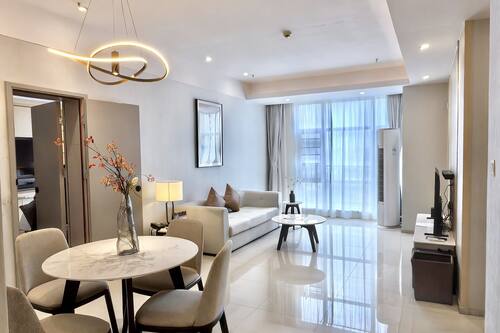 Apartament Deluxe, 3 dormitoris | Sala d'estar | Televisor LCD de 55 polzades amb canals per cable i televisor