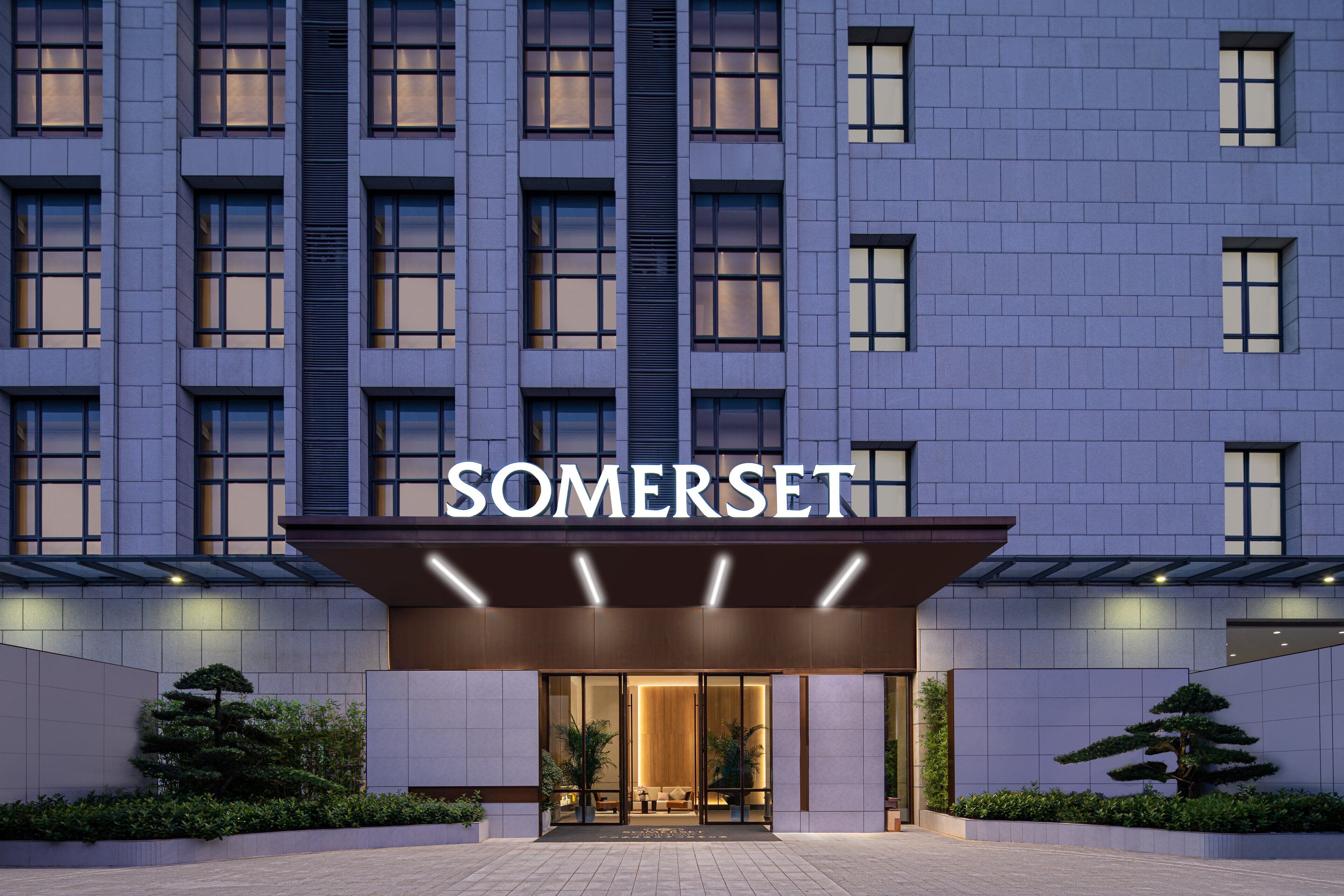 Un edificio moderno con un cartel que dice "SOMERSET" en la entrada.