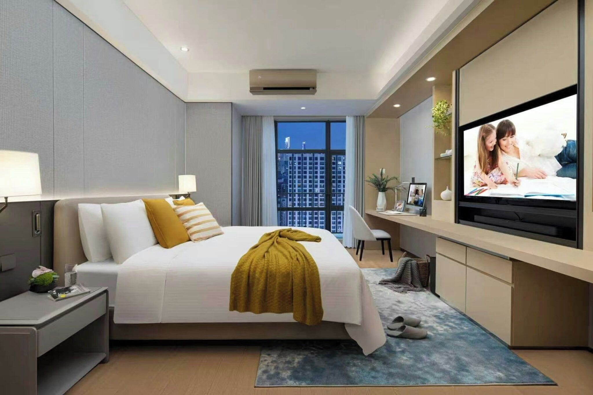 Una camera d'hotel moderna con un letto grande, una televisione, una scrivania e vista sulla città.