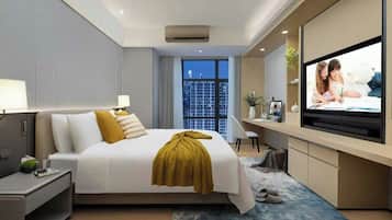 Habitación de hotel moderna con una cama grande, televisión, escritorio y vista a la ciudad.