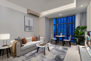 Deluxe-værelse - 2 soveværelser | Pengeskab på værelset, skrivebord, mørklægningsgardiner