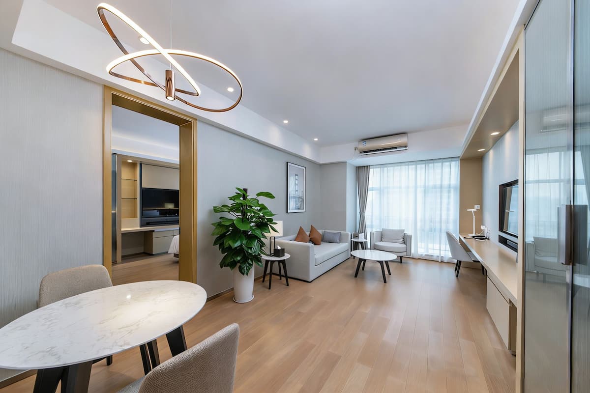 Executive-huone, 1 makuuhuone | Olohuone | 55–tuumainen LCD-televisio, jossa kaapelikanavat