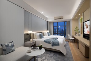 豪華開放式客房, 多張床 | 房內夾萬、書桌、遮光窗簾/窗簾、熨斗/熨衫板