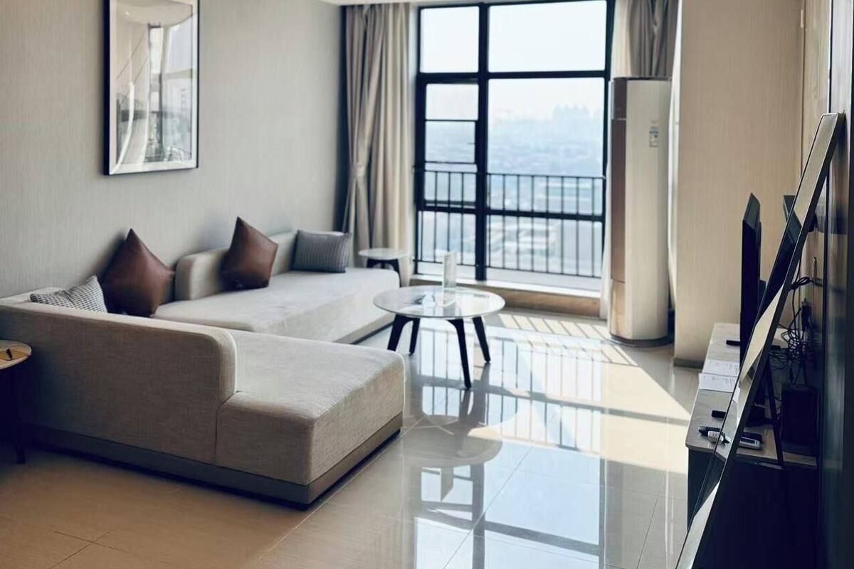 Habitación Deluxe, 2 habitaciones | Sala de estar | Televisión LCD de 55 pulgadas con canales por cable, una televisión