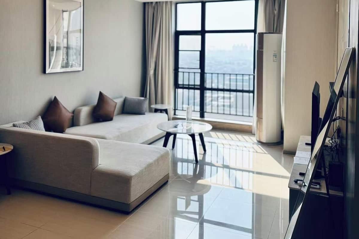 Deluxe-huone, 2 makuuhuonetta | Olohuone | 55–tuumainen LCD-televisio, jossa kaapelikanavat