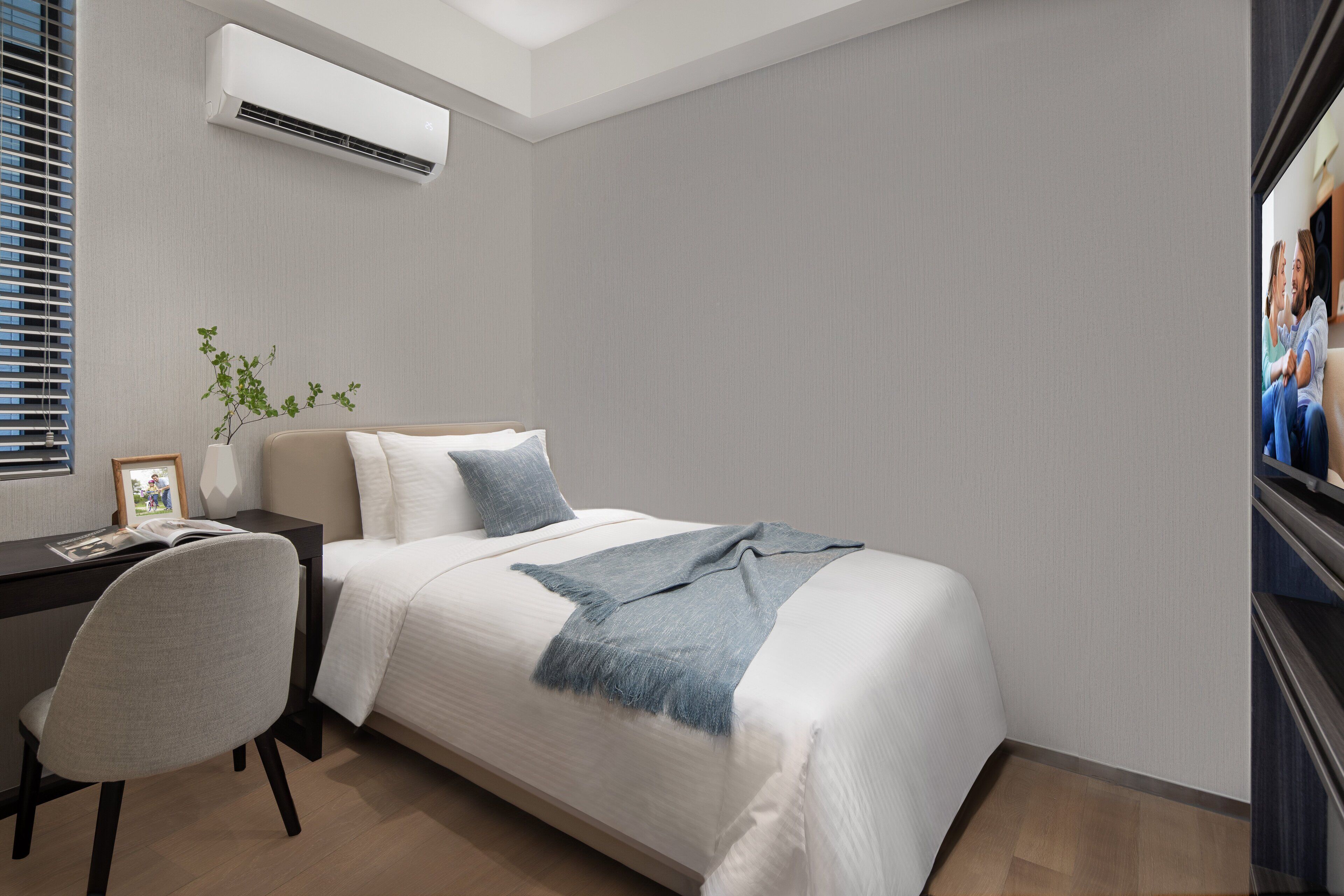 Une chambre bien rangée, avec un lit, un bureau et une chaise.