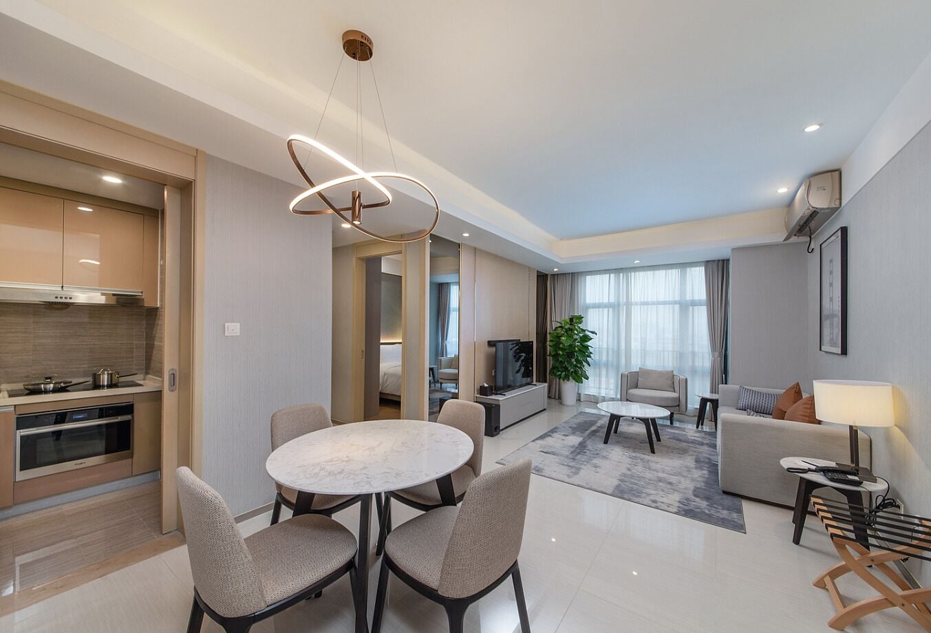 Moderni hotellihuone, jossa on keittiö, ruokailutila ja oleskelutila.