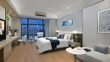 Caja de seguridad en la habitación, escritorio y cortinas blackout