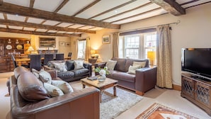 A cozy living room with leather sofas, a coffee table, and a TV. - Dudmire (Appleby-in-Westmorland)