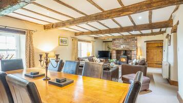 Cottage | Private kitchen | Fridge, dishwasher, electric kettle, toaster