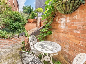 Outdoor dining - 1 bedroom accommodation in Lincoln (Lincoln)