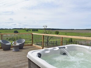 Outdoor spa tub - UK7385 - Chaff House (Darvel)